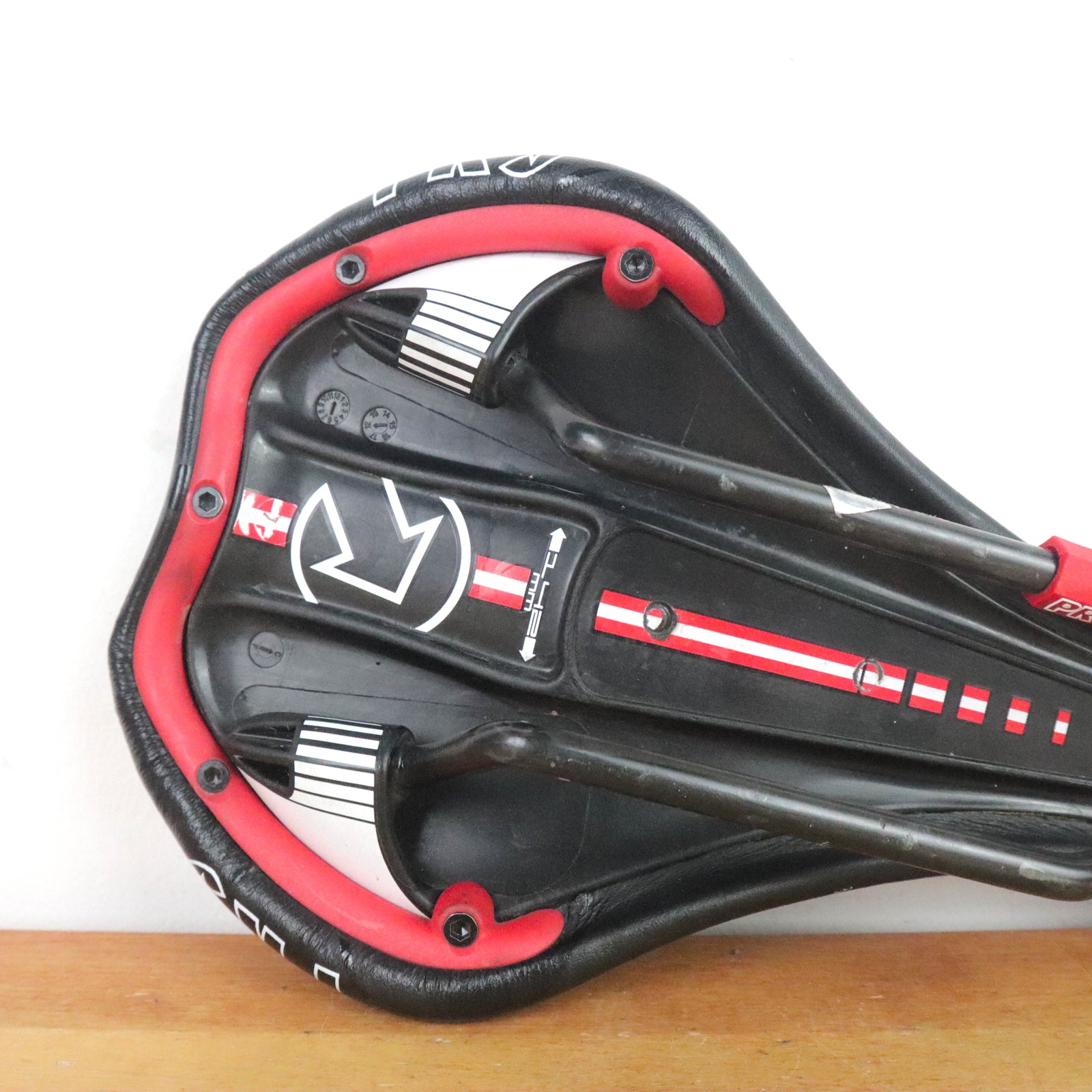 Shimano Pro Turnix 142mm Saddle Carbon Rails