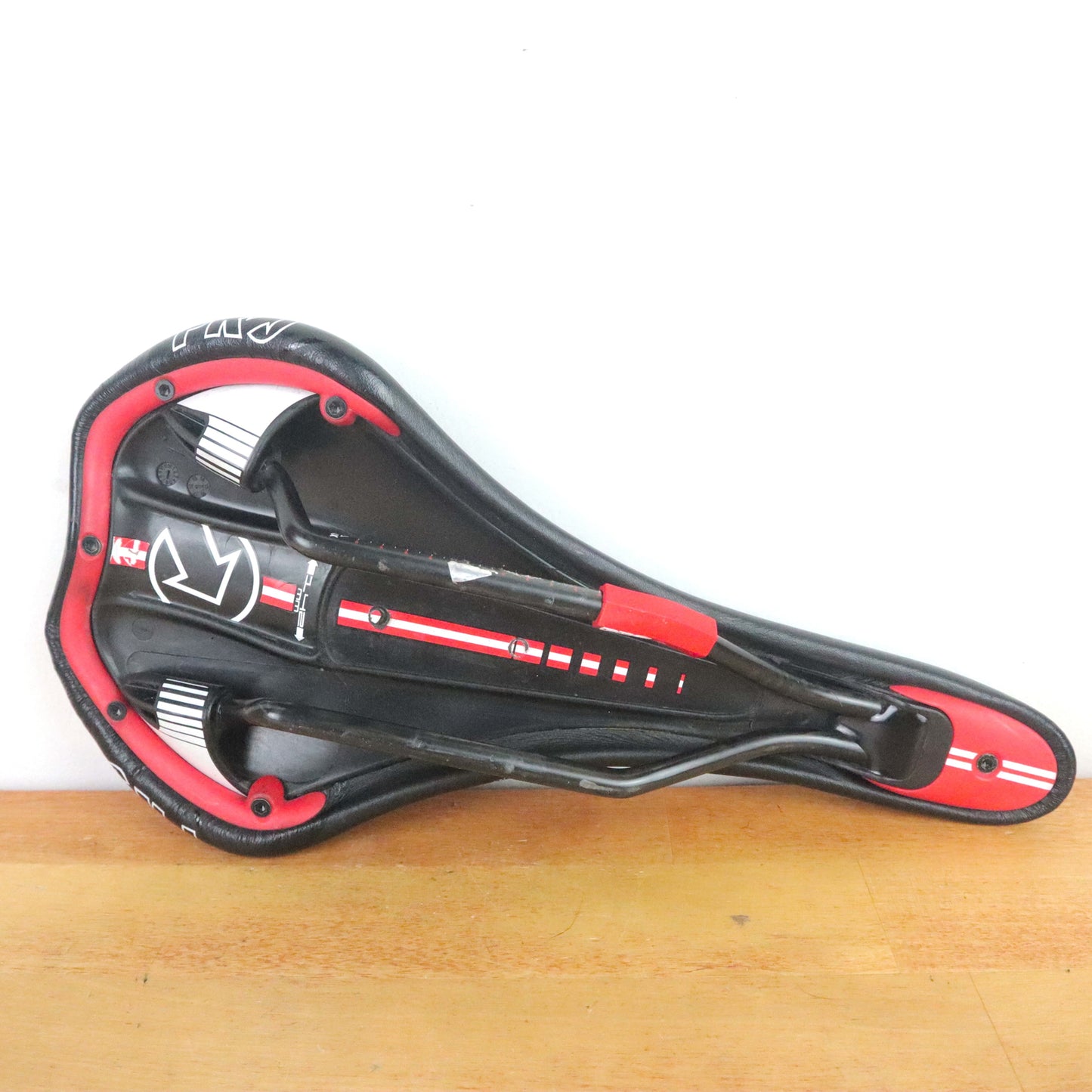 Shimano Pro Turnix 142mm Saddle Carbon Rails