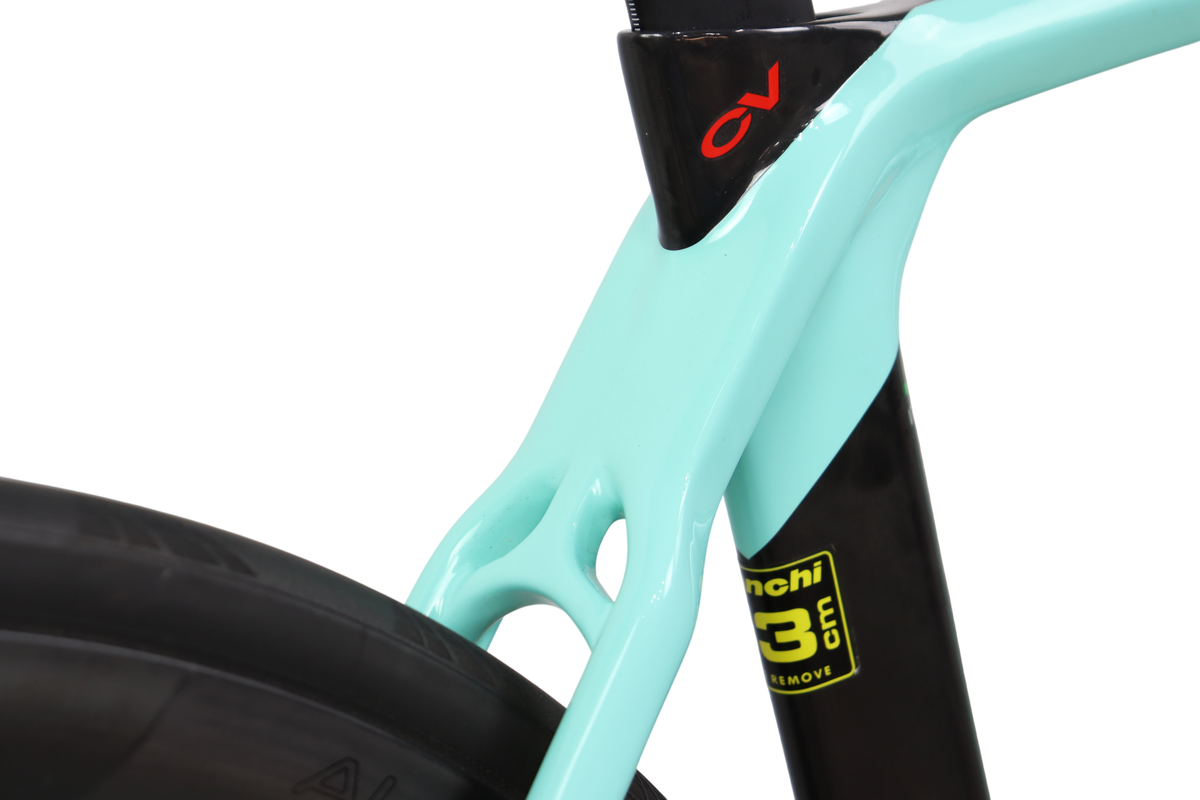 2022 Bianchi Oltre XR3 DI2 Carbon Disc Brake Carbon Road Bike - 53cm